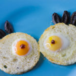 Occhietti di mostro - Crostini con uova di quaglia per Halloween