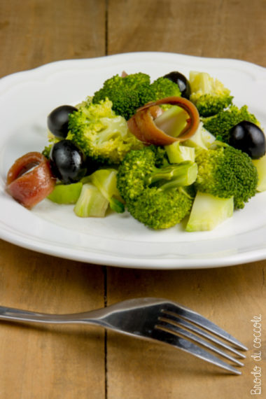 Insalata di broccoli, acciughe e olive nere