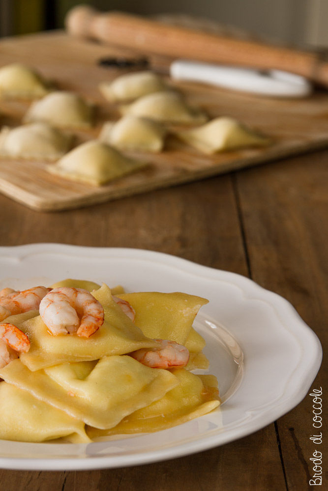 Ravioli con ricotta e limone e sugo di gamberi