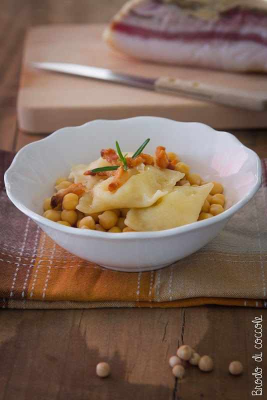 Ravioli di caprino nobile con zuppetta di ceci e guanciale croccante