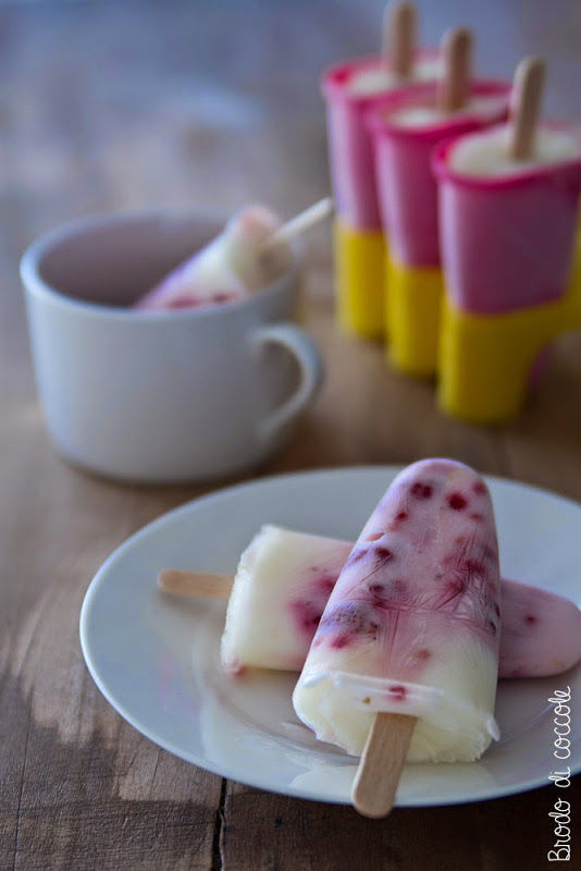 Ghiaccioli allo yogurt con vaniglia e lamponi