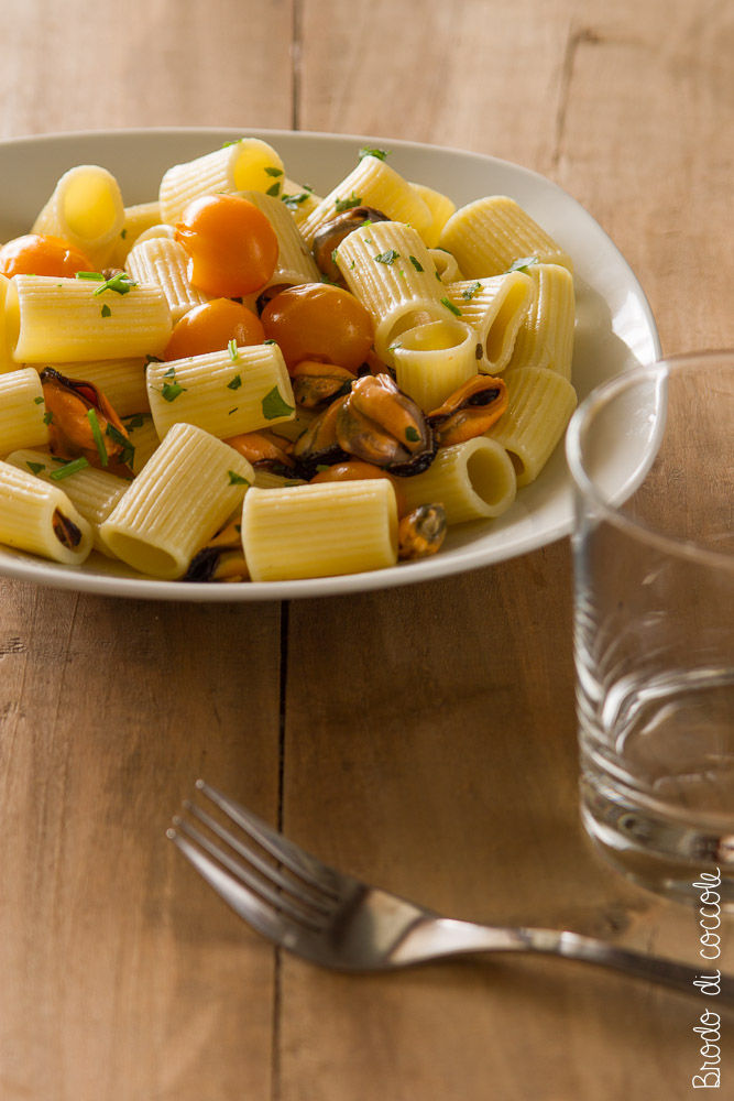 Pasta fredda con cozze e datterini gialli