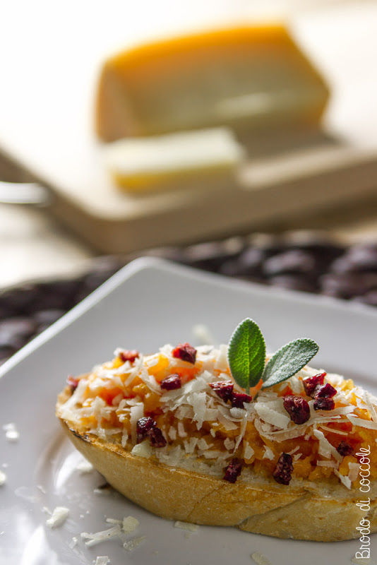 Crostini con zucca, pecorino sardo e mirtilli rossi