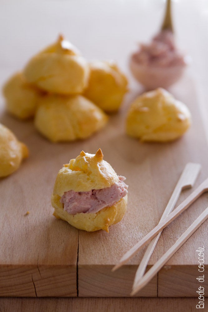 Gougères (bignè al formaggio) con mousse di prosciutto cotto