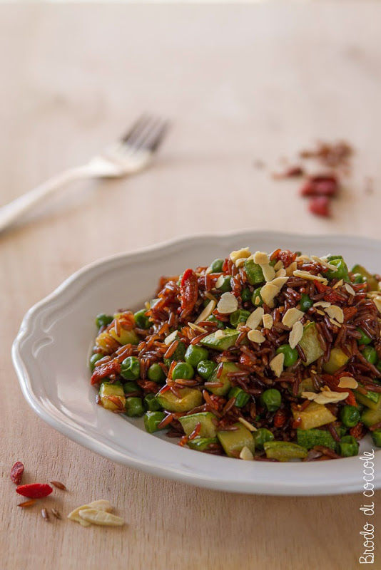 Riso rosso con zucchine, pisellie bacche di goji