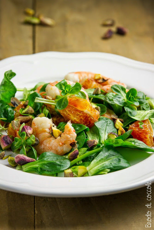 Insalata con arancia, gamberi e pistacchi