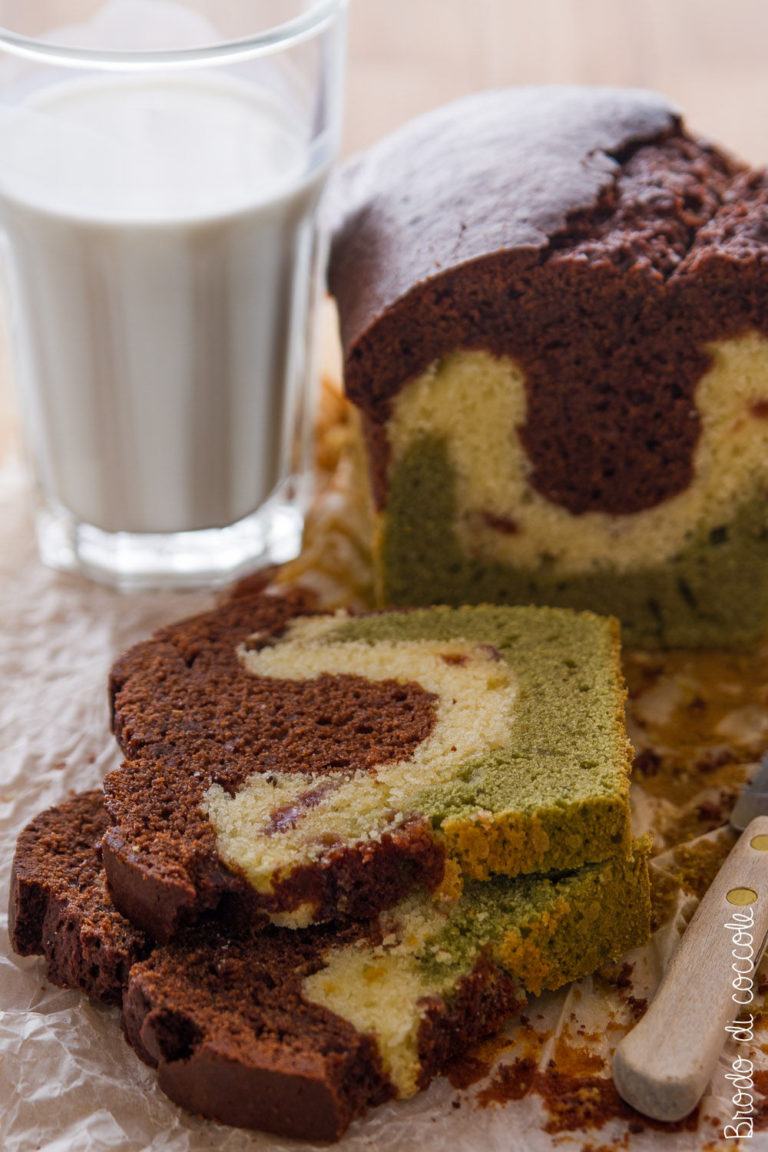 Plumcake variegato al cioccolato, tè matcha e frutti rossi