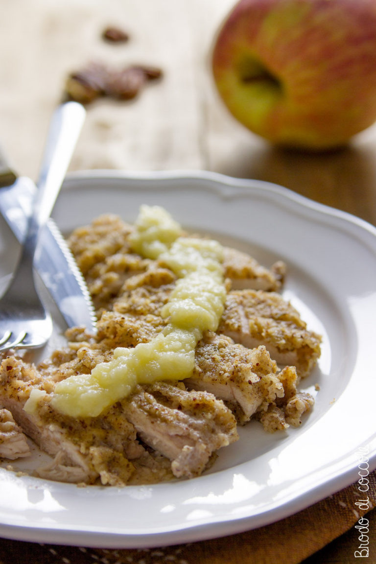 Pollo in crosta di noci pecan con salsa di mele