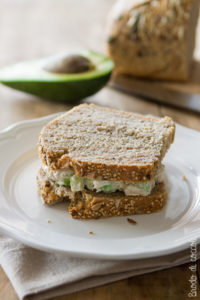 Sandwich con tonno, avocado e yogurt greco