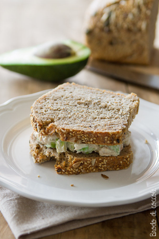 Sandwich con tonno, avocado e yogurt greco