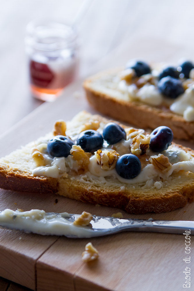 Crostini con gorgonzola, mirtilli e noci