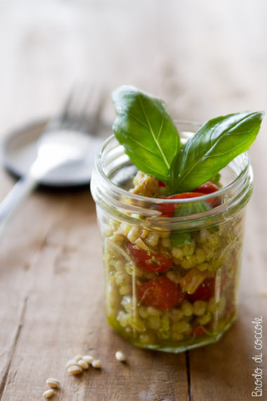 Orzo freddo con tonno, datterini e basilico - Brodo di coccole