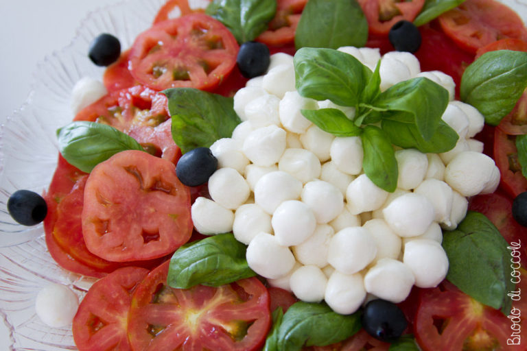 Insalata alla Caprese di mozzarella e pomodori