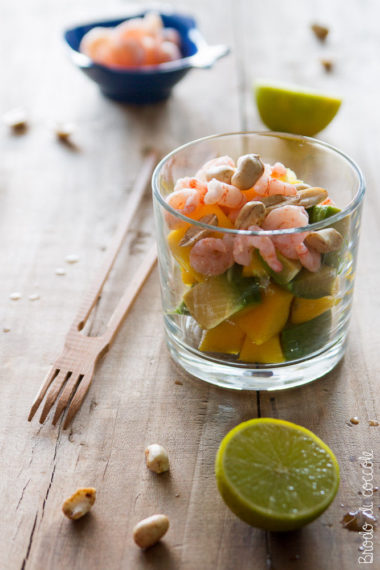 Insalata esotica di mango, avocado, gamberi e arachidi