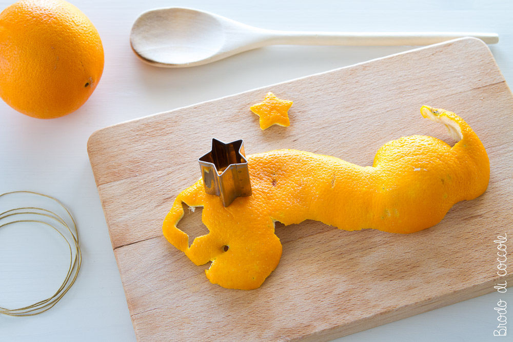 Ghirlanda  con le bucce d'arancia:  taglia la buccia