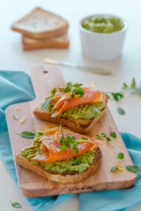 Toast con avocado e salmone