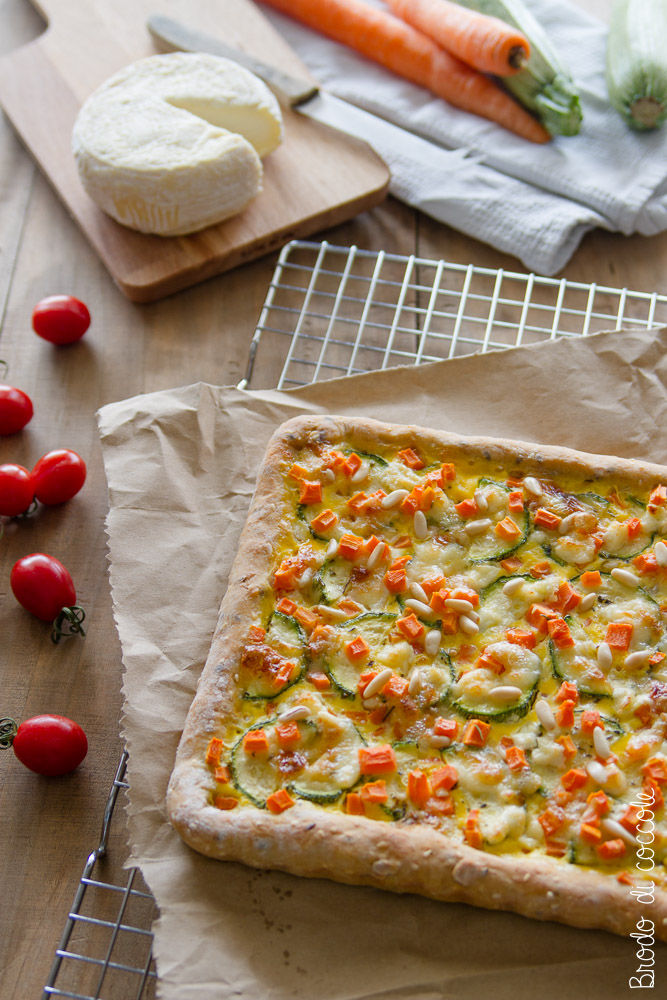 Torta salata con zucchine, carote e caprino