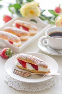 Eclair con panna e fragole