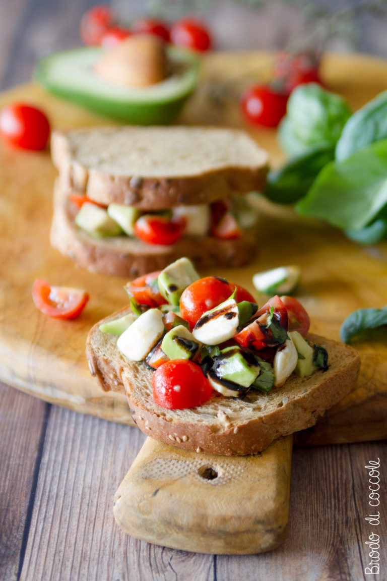 Sandwich con avocado alla caprese