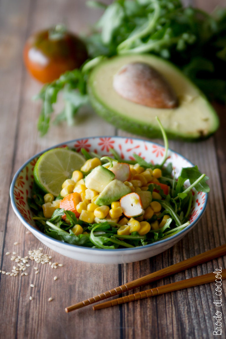 Insalata di polpa di granchio, avocado e mais