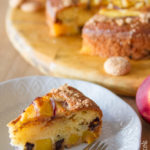 Torta con pesche, amaretti e cioccolato