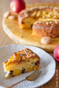 Torta con pesche, amaretti e cioccolato