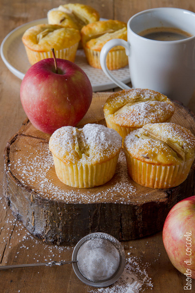 Muffin allo yogurt con mele e uvetta