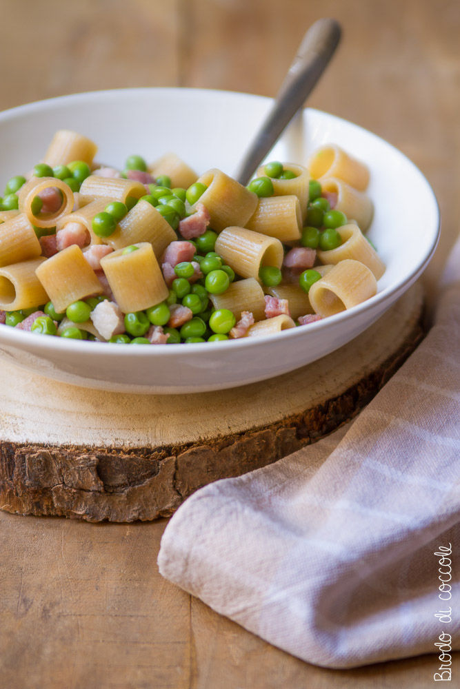 Pasta con piselli e pancetta