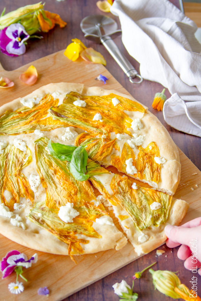 Focaccia di farro con fiori di zucca e caprino