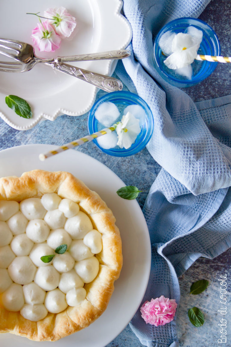 Sfogliata dolce con crema al cioccolato bianco e menta