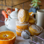 Muffin con carote, arancia e mandorle