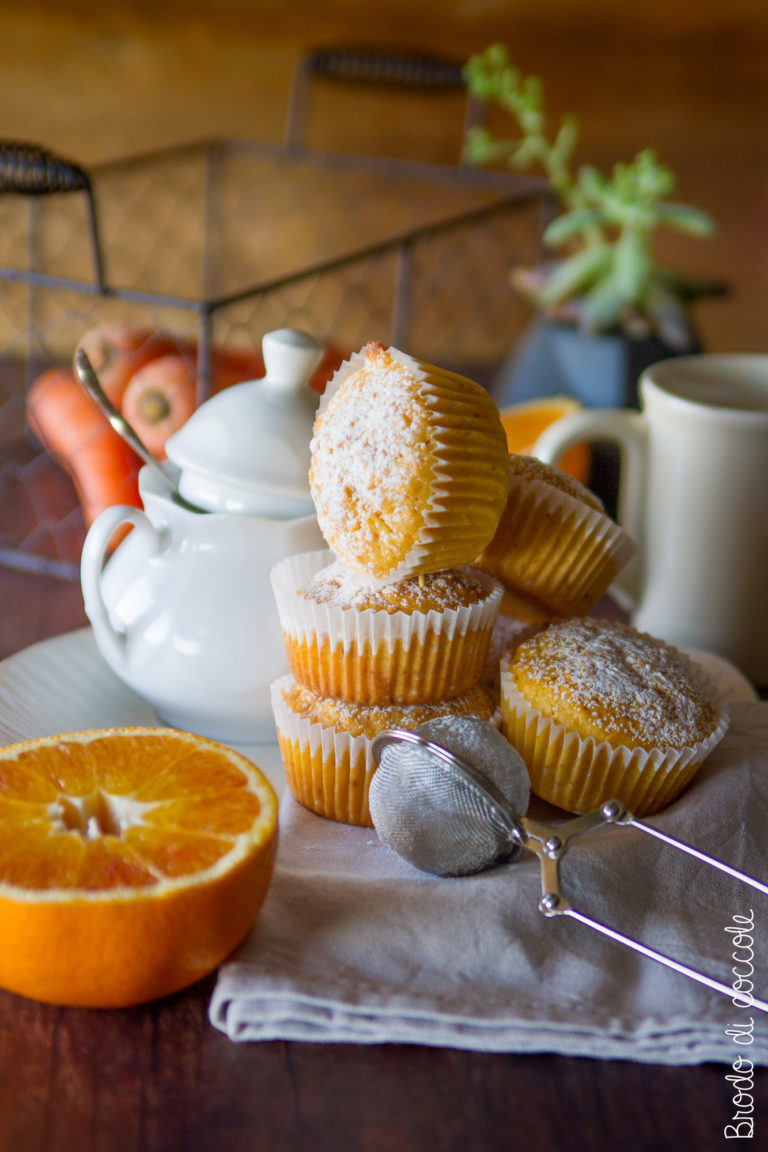 Muffin con carote, arancia e mandorle