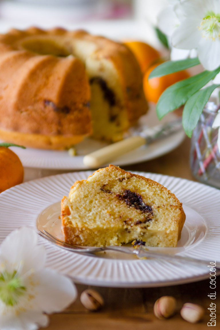 Ciambella alla panna con arancia, cioccolato e pistacchi