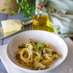 Spaghetti con carciofi, acciughe e pecorino