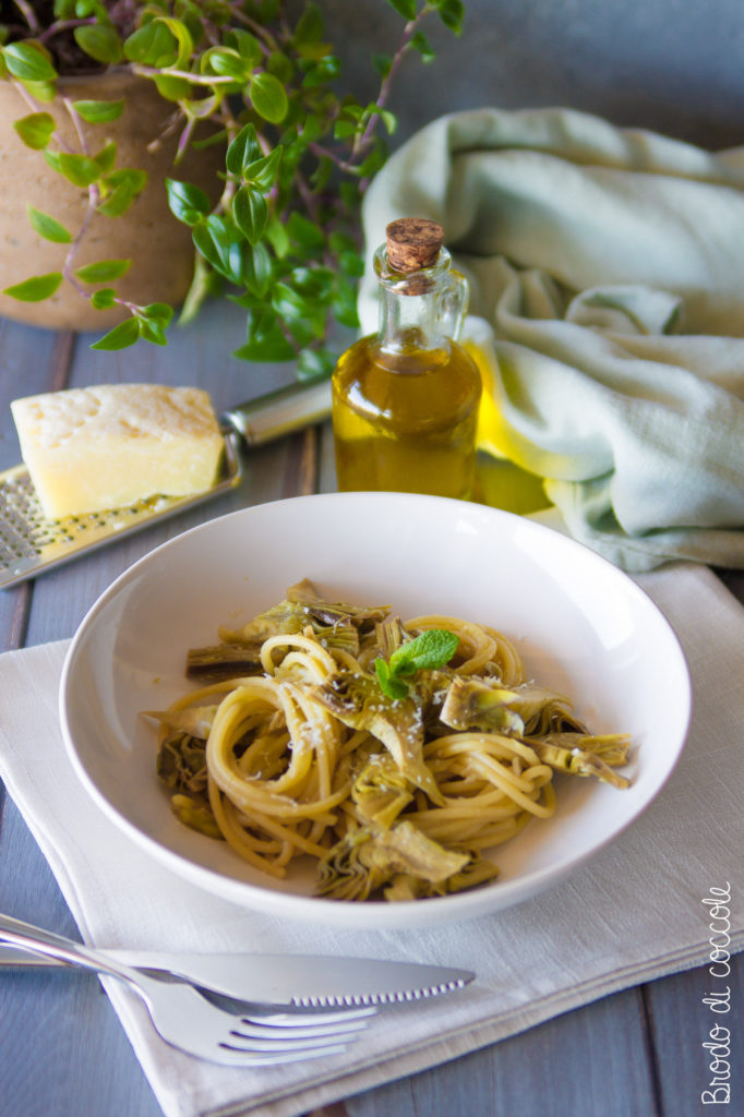 Spaghetti con carciofi, acciughe e pecorino