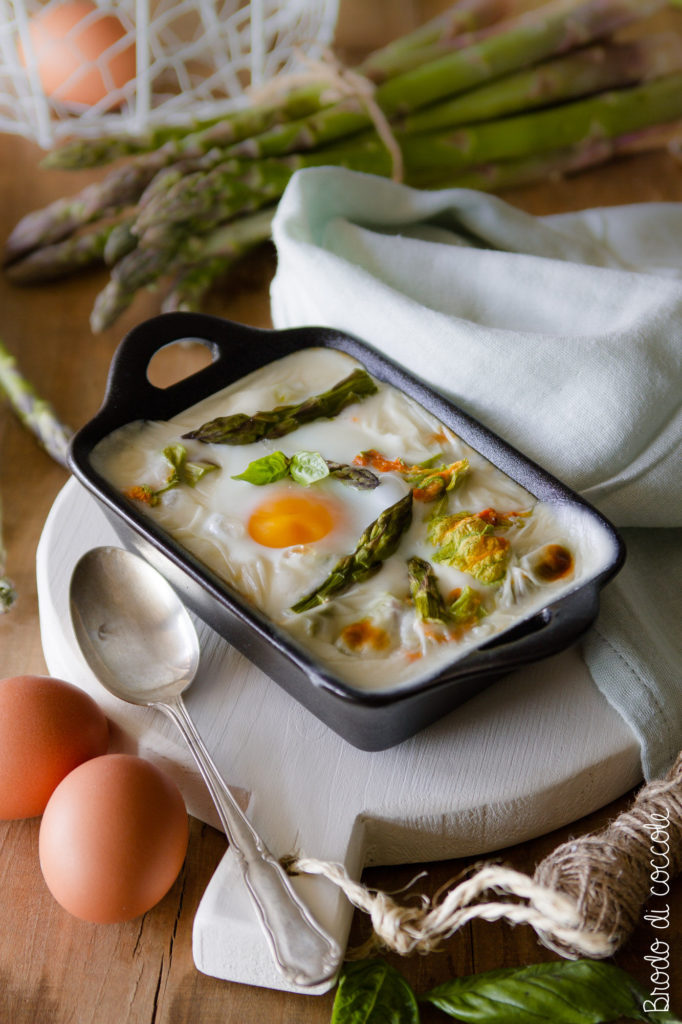 Uova in cocotte con asparagi e fiori di zucca