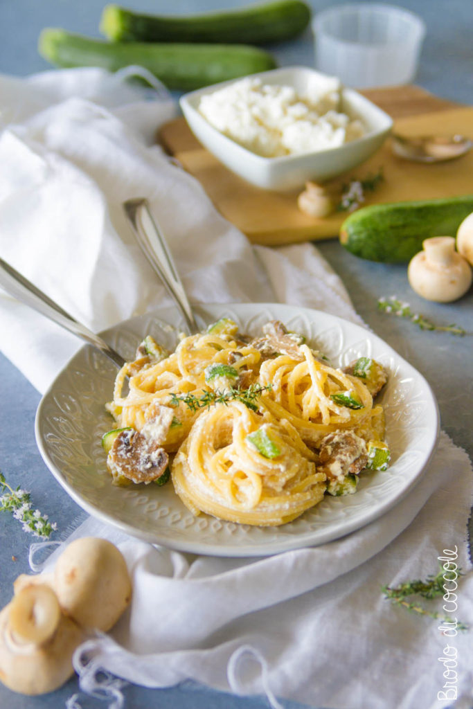 Pasta con funghi, zucchine e ricotta