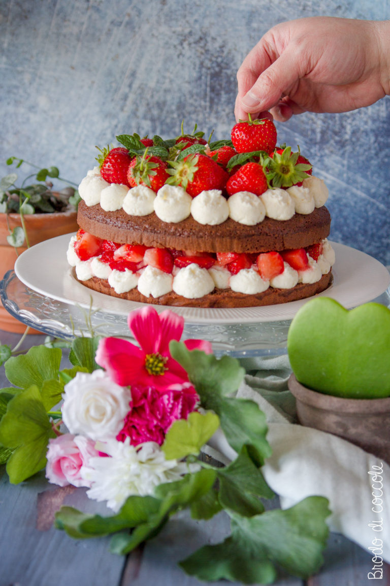 Torta al cioccolato con panna e fragole