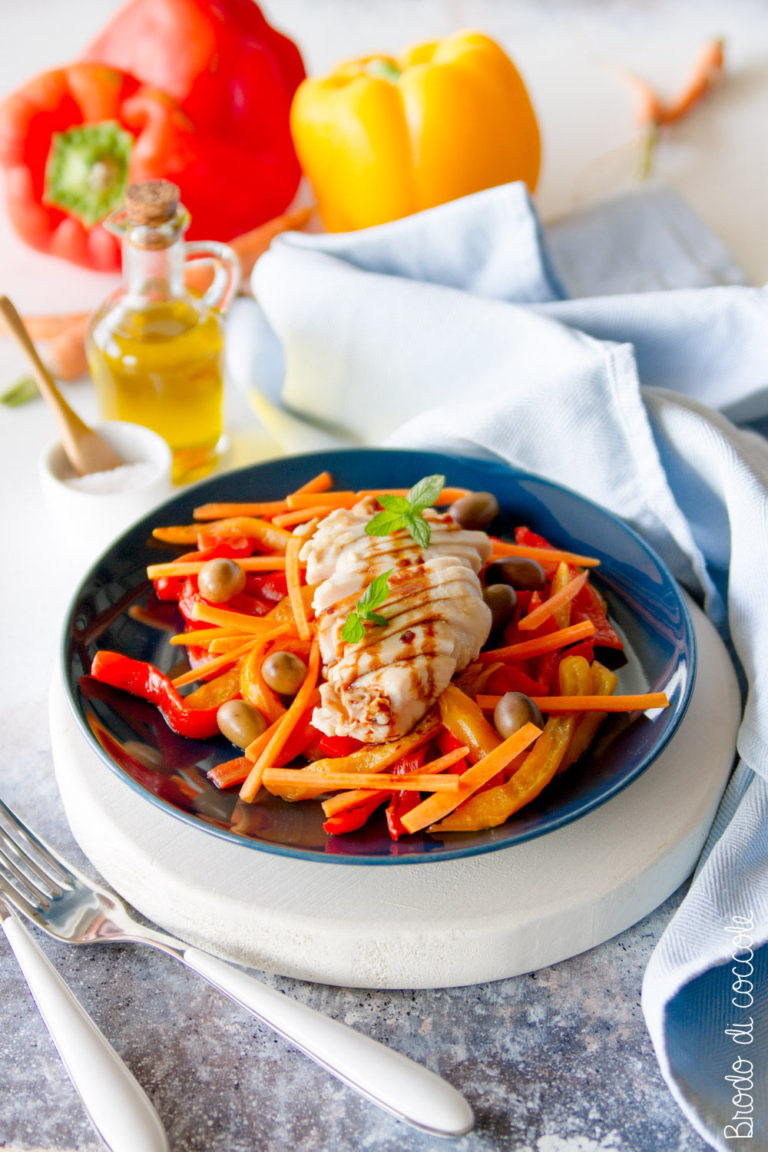 Insalata di pollo con peperoni e olive