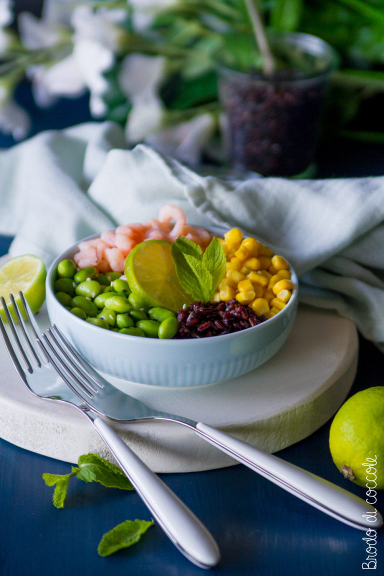 Insalata di riso nero con edamame e gamberetti