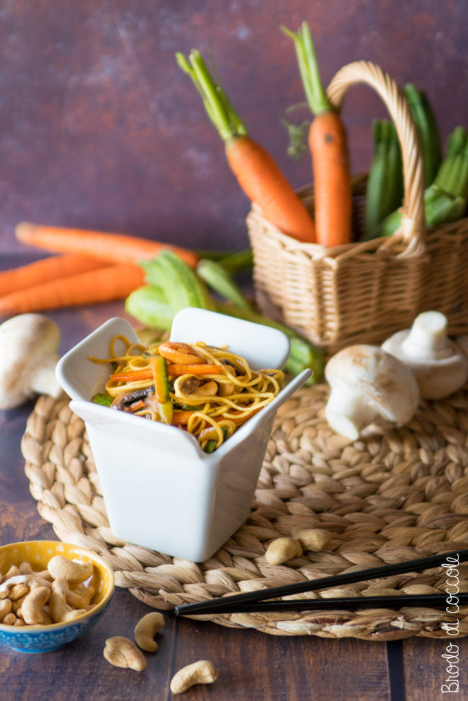 Noodle con verdure e anacardi