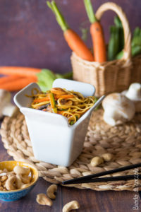 Noodle con verdure e anacardi