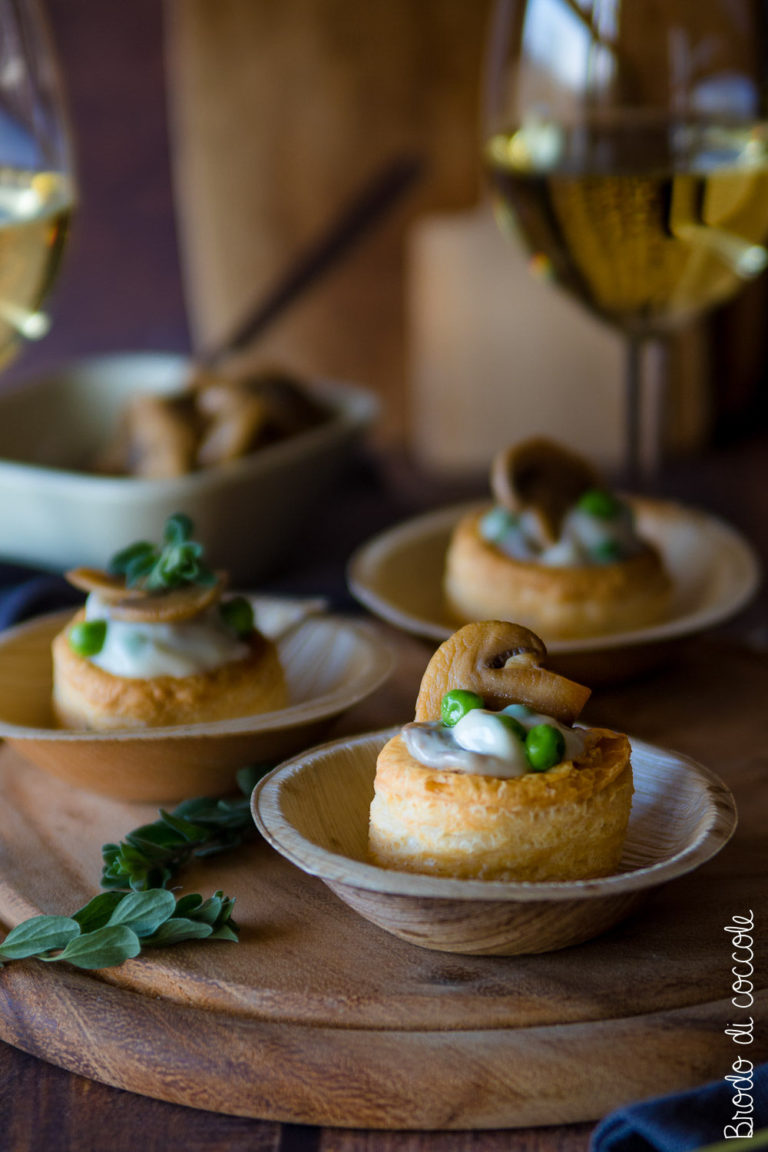 Vol au vent con besciamella, funghi e piselli