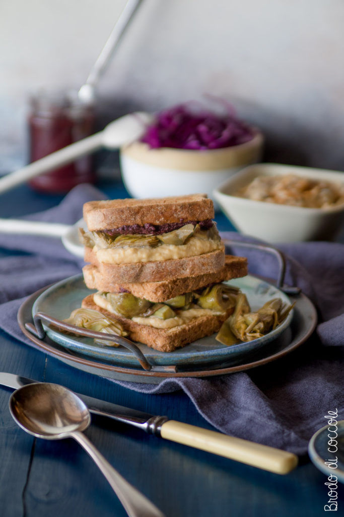 Sandwich con hummus, carciofi e patè di olive