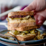 Sandwich con hummus, carciofi e patè di olive