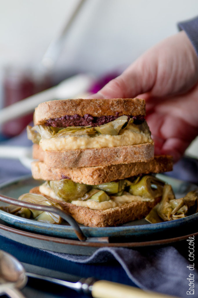 Sandwich con hummus, carciofi e patè di olive