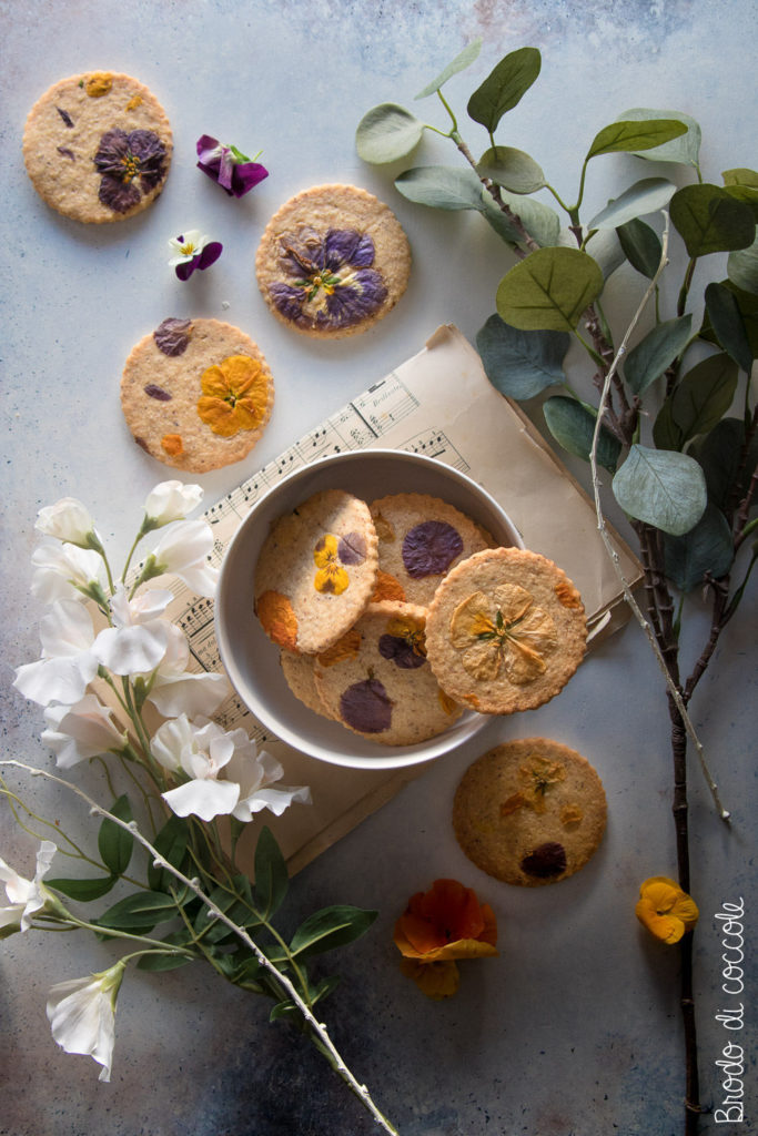 Biscotti alle nocciole con i fiori eduli