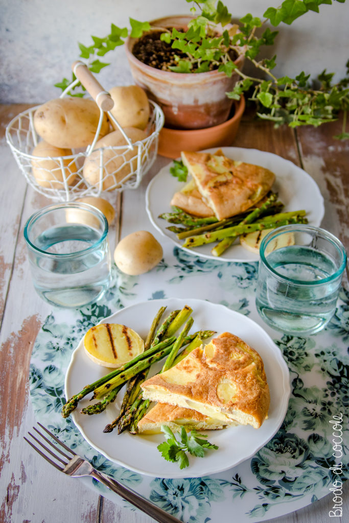 Frittata di patate e asparagi grigliati