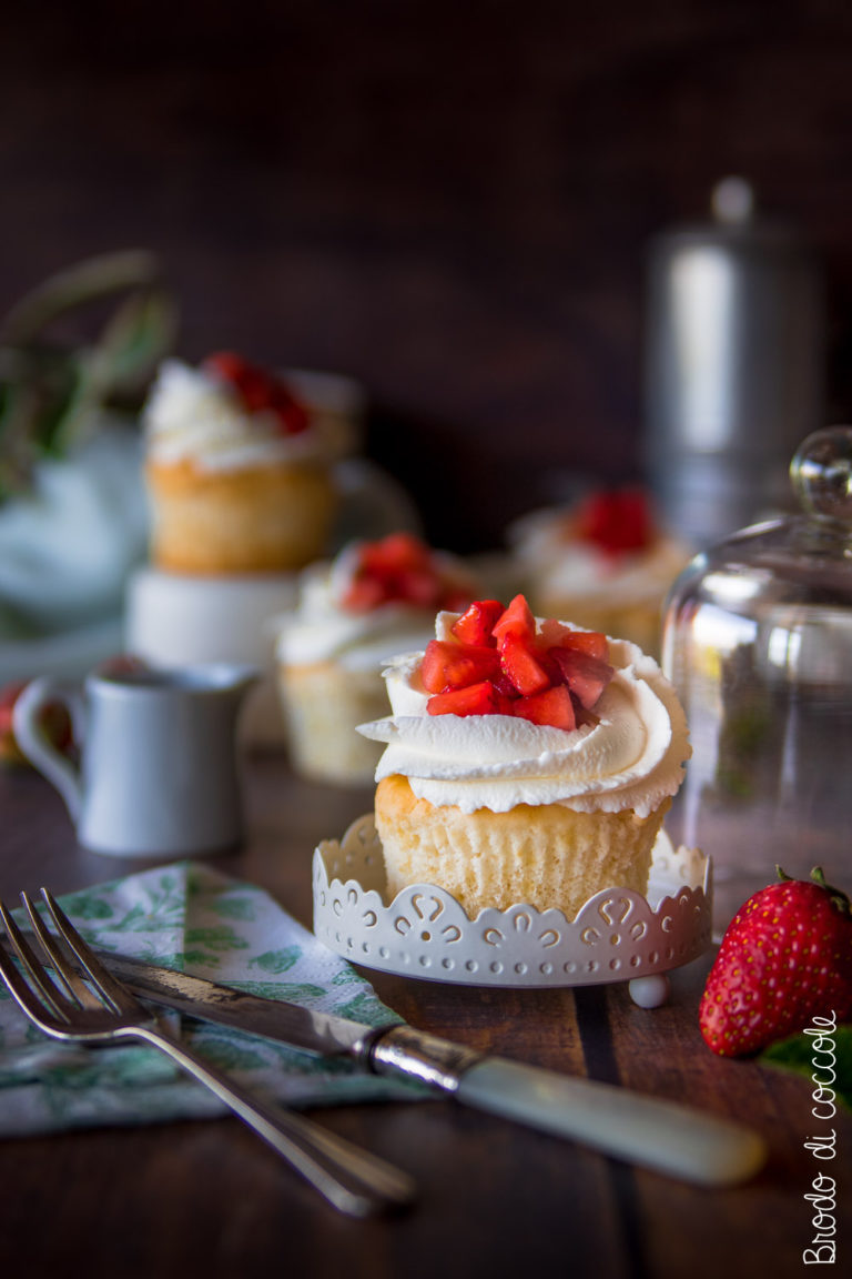 Angel cupcake con panna e fragole