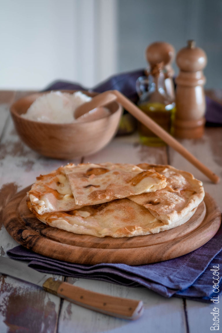 Focaccia con lo stracchino (tipo focaccia di Recco)